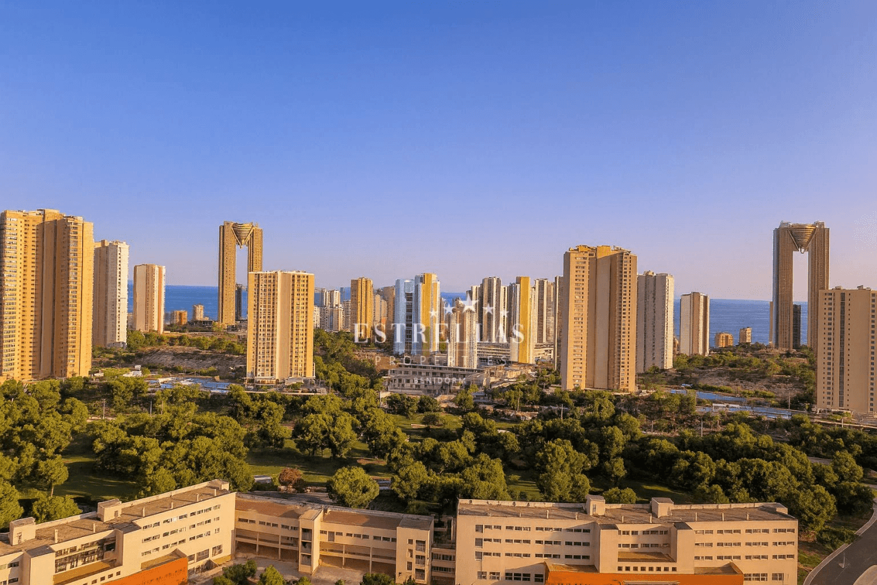 Luminoso apartamento en 16ª planta con vistas panorámicas al mar y a Benidorm – Playa Poniente, urbanización con piscinas y tenis