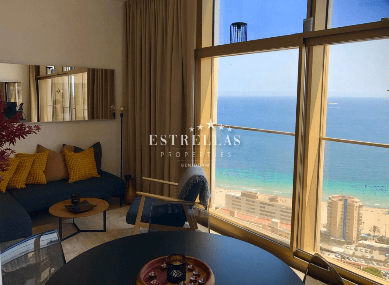 Apartamento a la venta en el edificio residencial más alto de España – vistas inigualables al mar y a la montaña