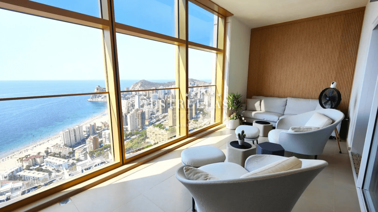 Apartamento a la venta en el edificio residencial más alto de España – vistas inigualables al mar y a la montaña