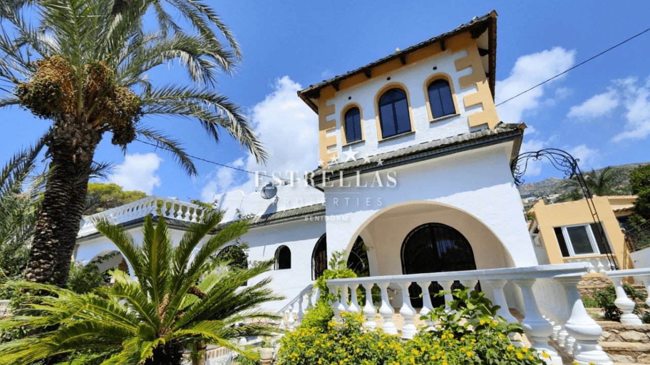 Villa estilo palacete con jardín y pozo en ALTEA