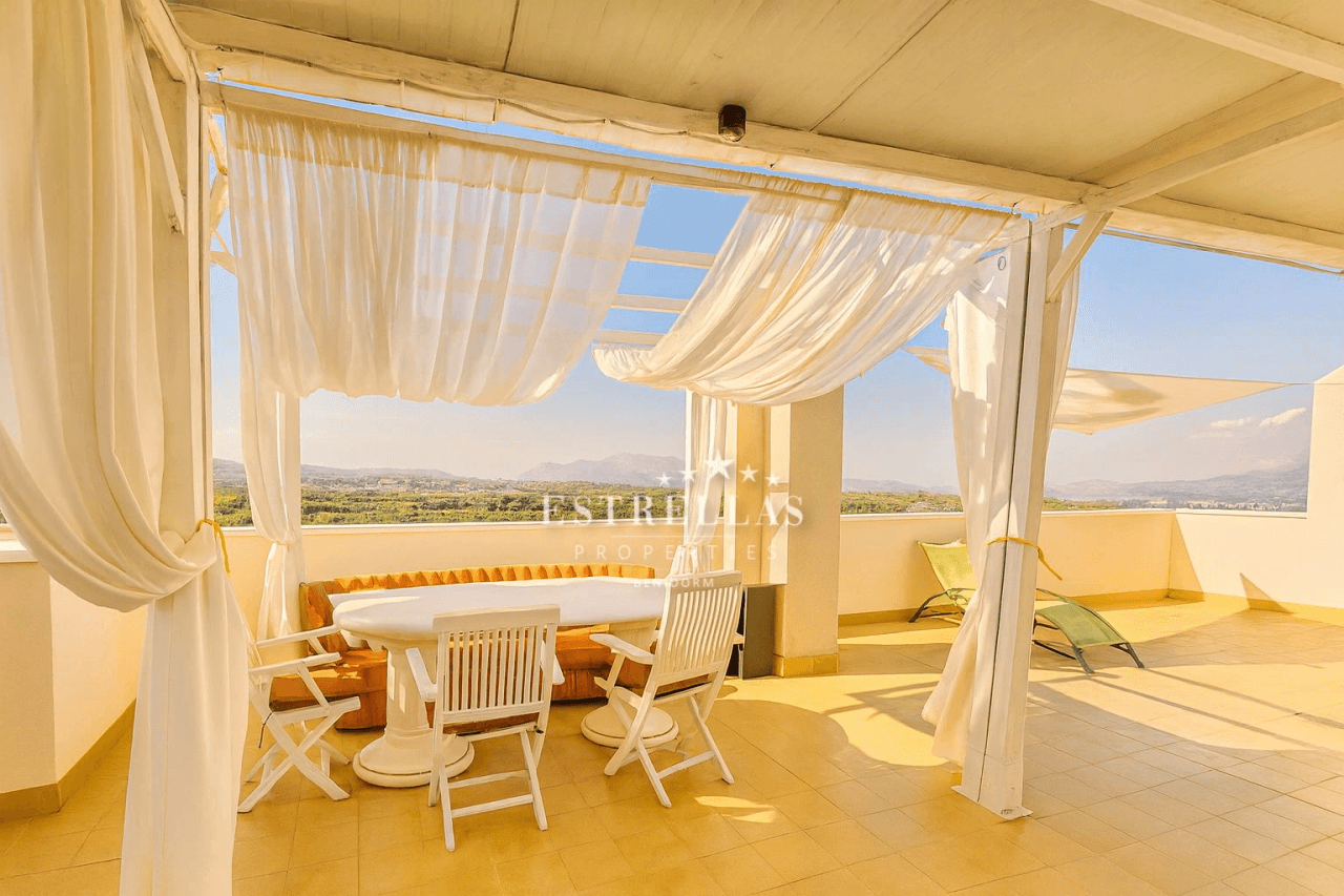 Exclusivo apartamento con grandes terrazas y vistas panorámicas al mar y a las montañas en Playa Poniente - Jardín de Benidorm.