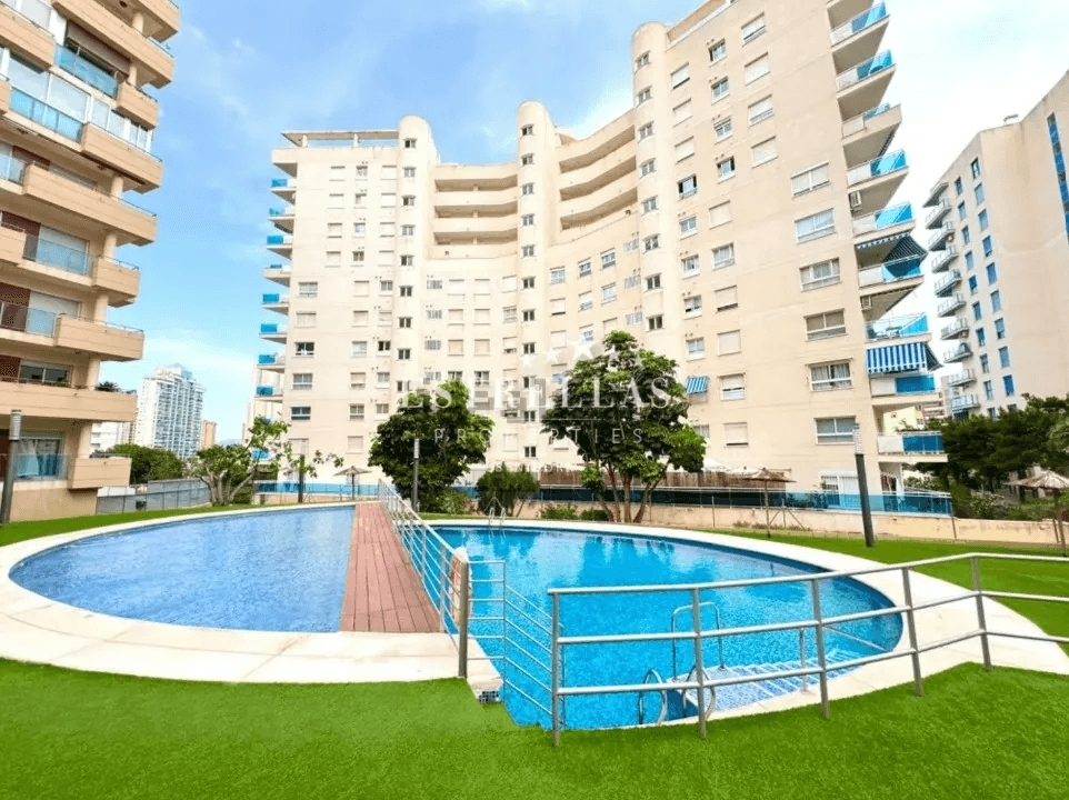 ¡Amplio apartamento en La Cala de Finestrat con parking y tastero!