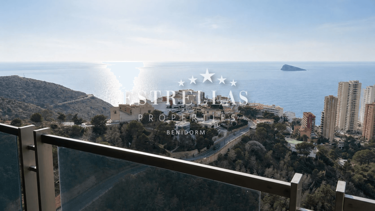 Dúplex con vistas panorámicas al mar y Benidorm, amplia terraza y 2 plazas de garaje