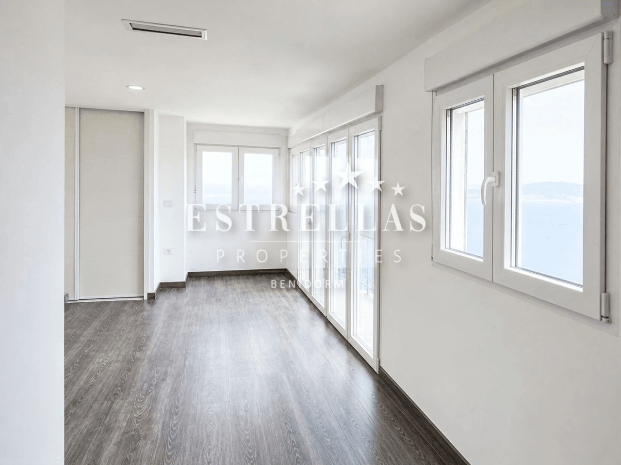 Dúplex con vistas panorámicas al mar y Benidorm, amplia terraza y 2 plazas de garaje
