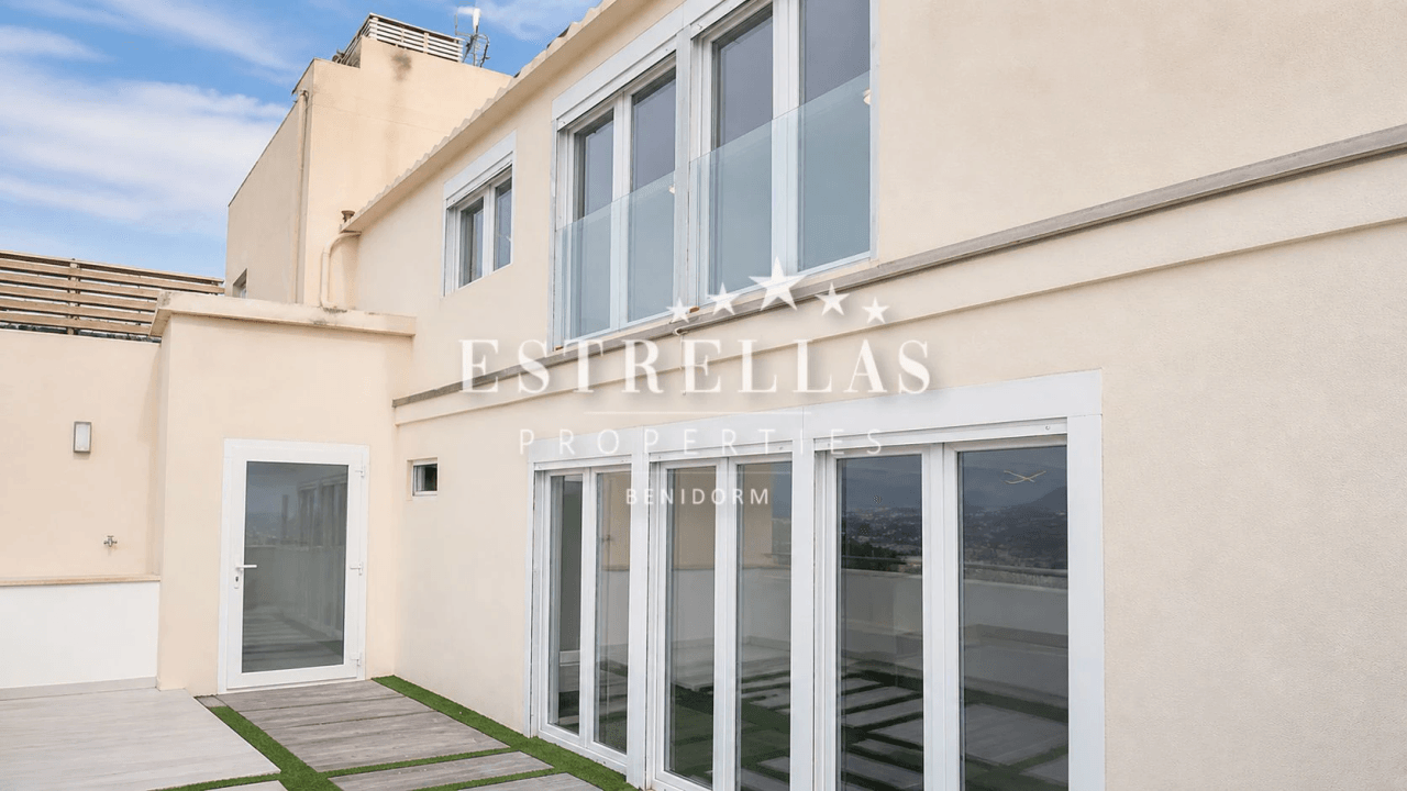 Dúplex con vistas panorámicas al mar y Benidorm, amplia terraza y 2 plazas de garaje