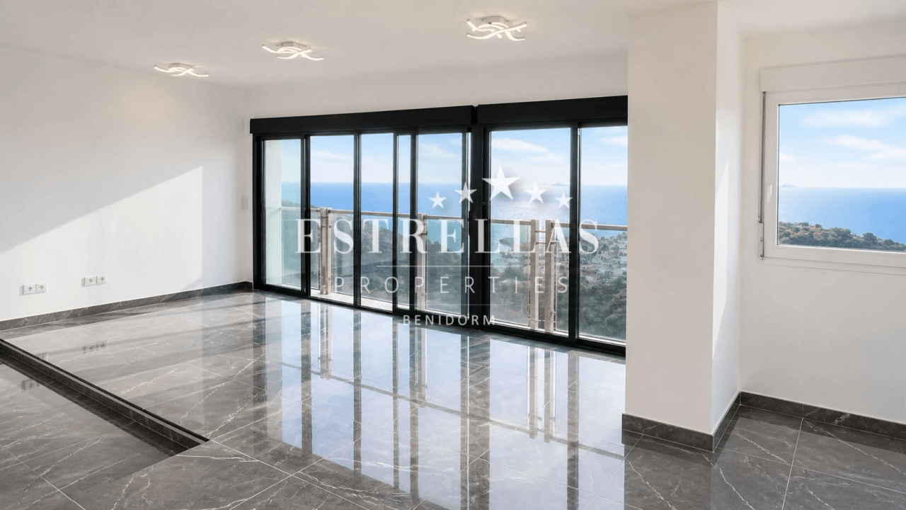 Dúplex con vistas panorámicas al mar y Benidorm, amplia terraza y 2 plazas de garaje