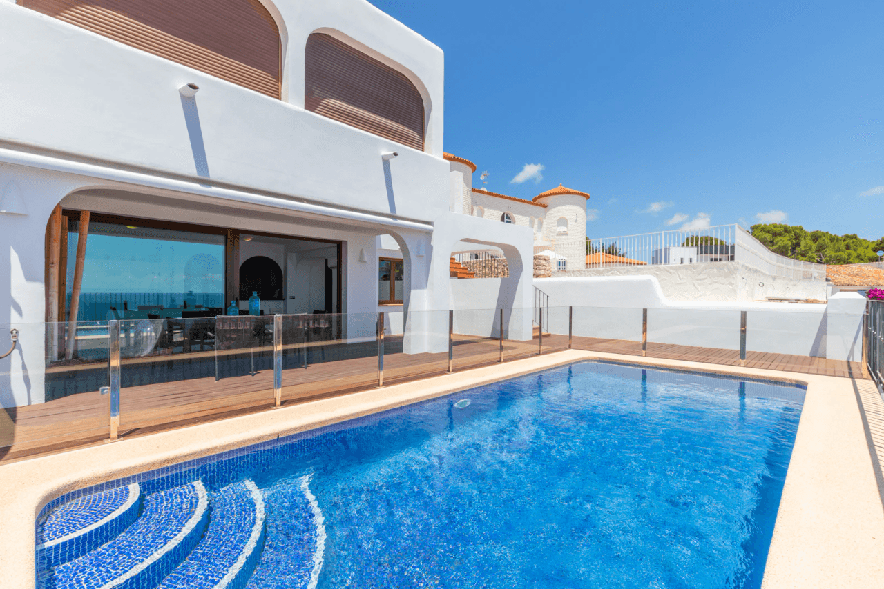 SE VENDE CASA EN CALPE CON VISTAS ESPECTACULARES AL MAR MEDITERRANEO!