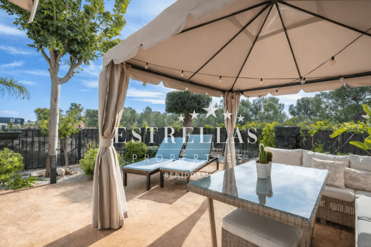 Adossé élégant avec jardin privé et terrasse à Finestrat – quartier résidentiel calme près de Benidorm