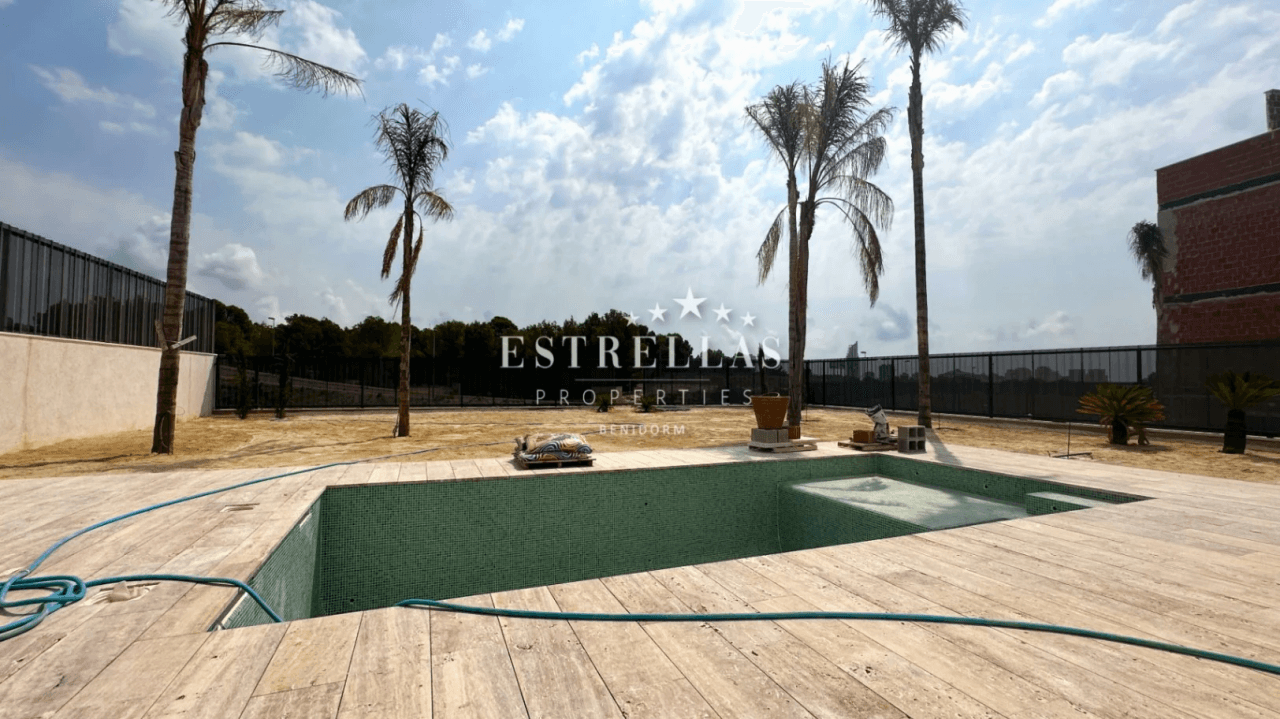 Apartamento con 400 metros de terraza y piscina privada de 30m2 en FINESTRAT