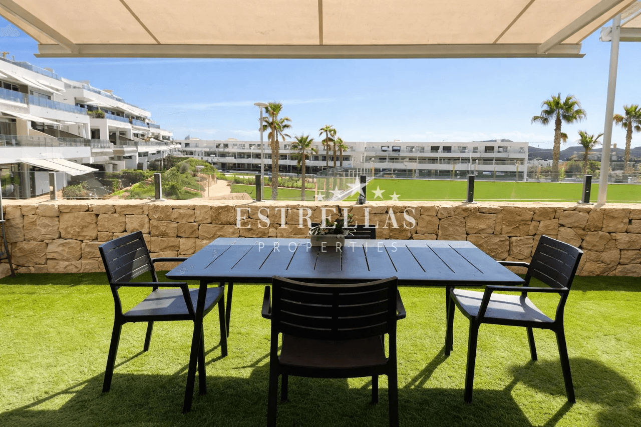 Apartamento en planta baja en Finestrat con 2 dormitorios, 2 baños, garaje y urbanización premium con piscina, spa, muy cerca del mar.