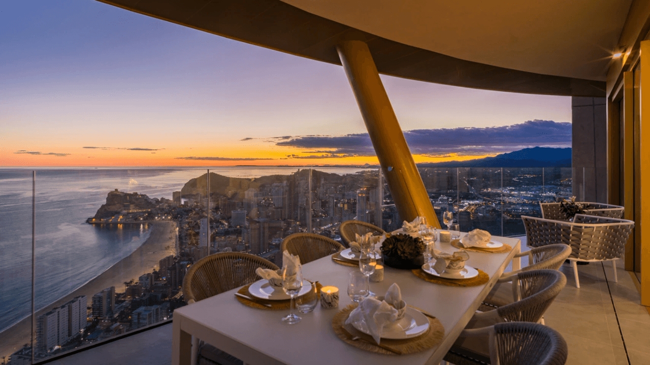 Ático de lujo en la planta más alta del edificio residencial más alto de España – vistas inigualables al mar y a la montaña