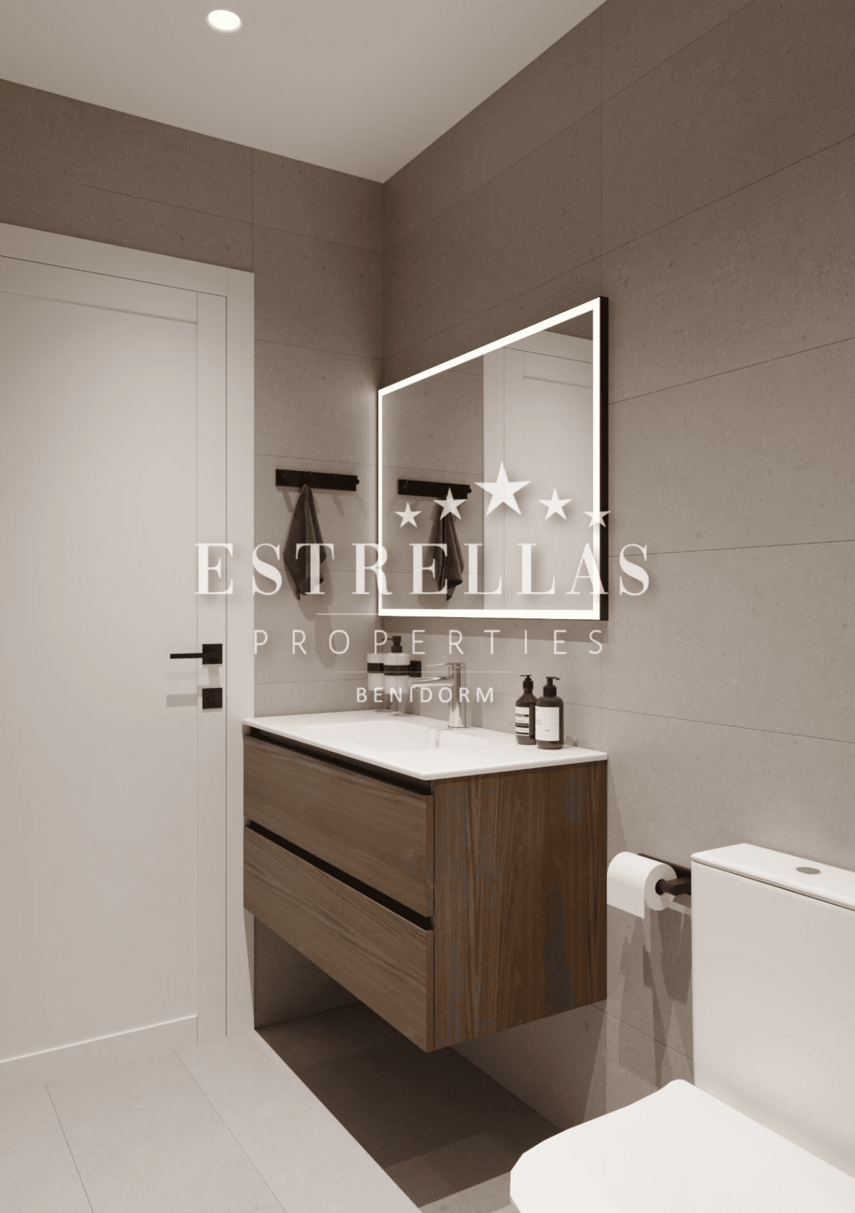 Gerestyled appartement in Benidorm dichtbij Playa de Poniente met zwembad en op het zuiden gericht.