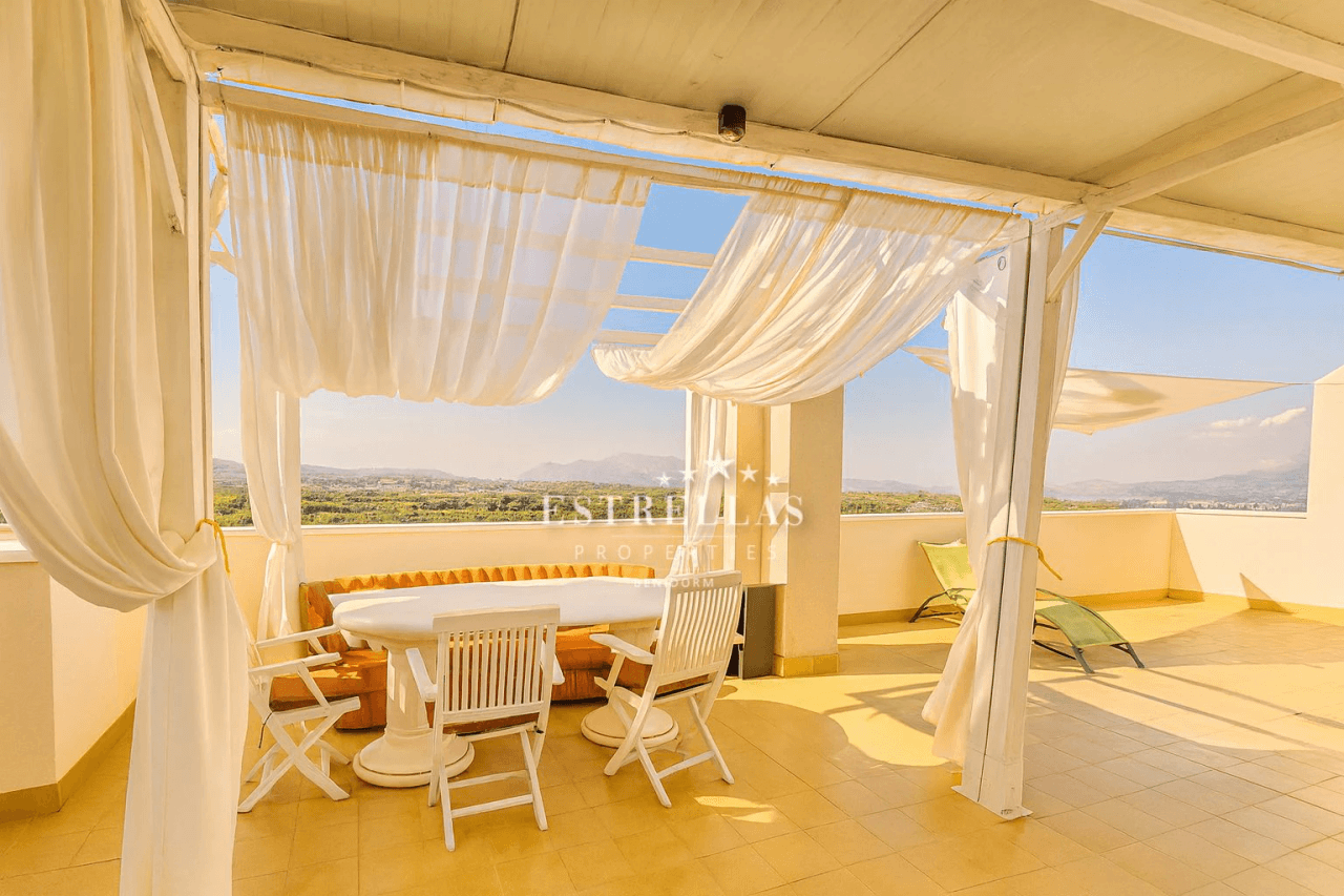 Exclusivo apartamento con grandes terrazas y vistas panorámicas al mar y a las montañas en Playa Poniente - Jardín de Benidorm.