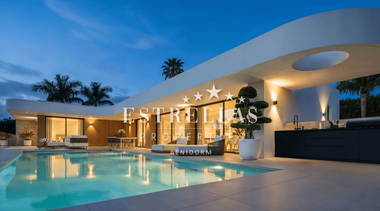 Villa contemporaine à Calpe orientée sud, piscine privée et plus de 300 m² de terrasses panoramiques.