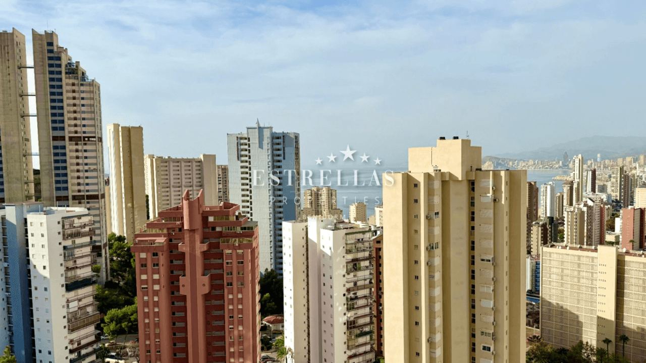 Apartamento moderno y reformado en planta 21 con vistas y parking privado en Benidorm