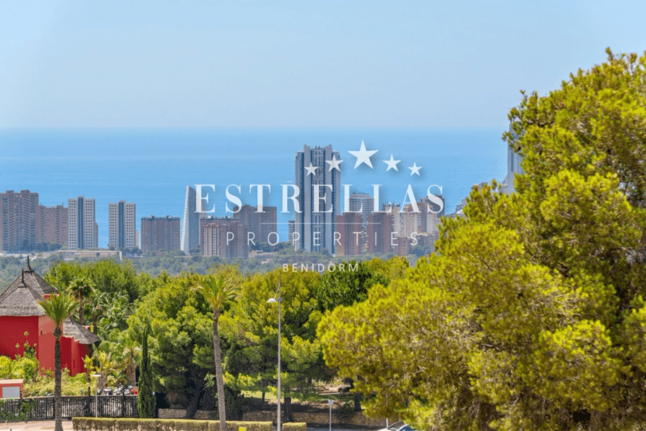 Apartamento con gran terraza y vistas al mar en Sierra Cortina – urbanización exclusiva con piscinas