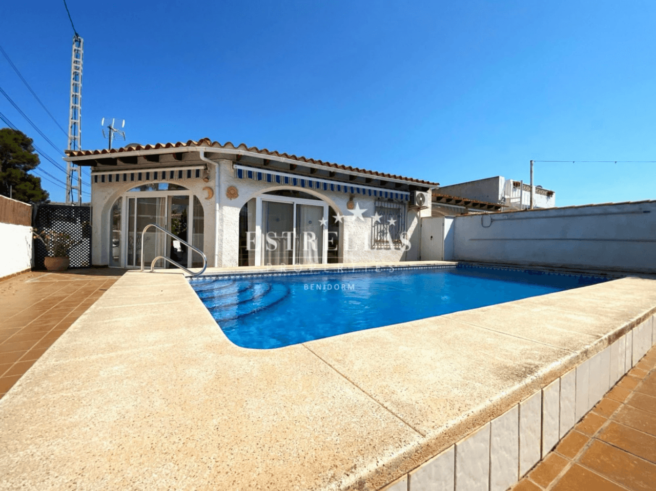 Chalet de esquina con piscina privada en EL ALBIR