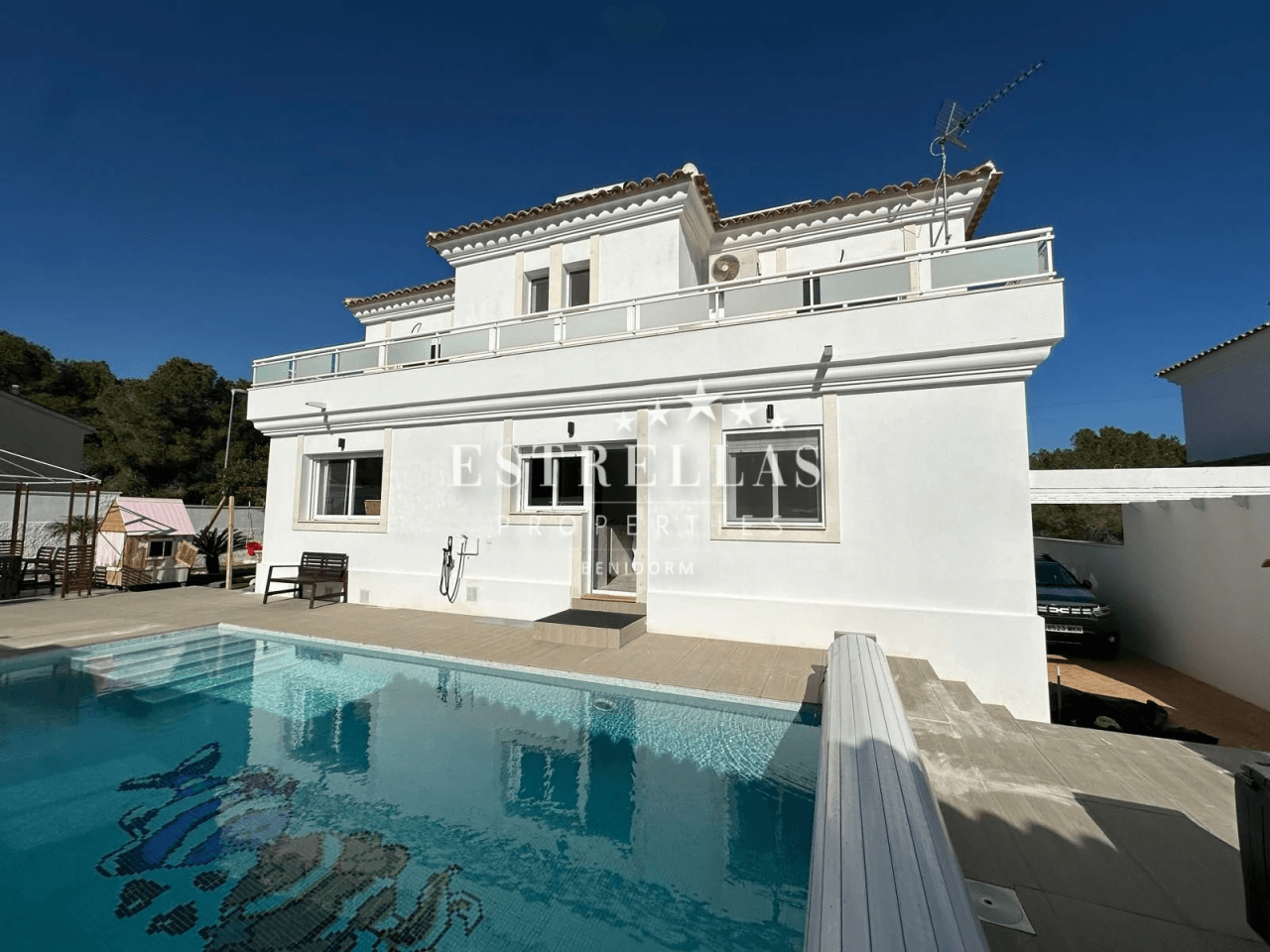 Chalet independiente con piscina privada en La Nucía