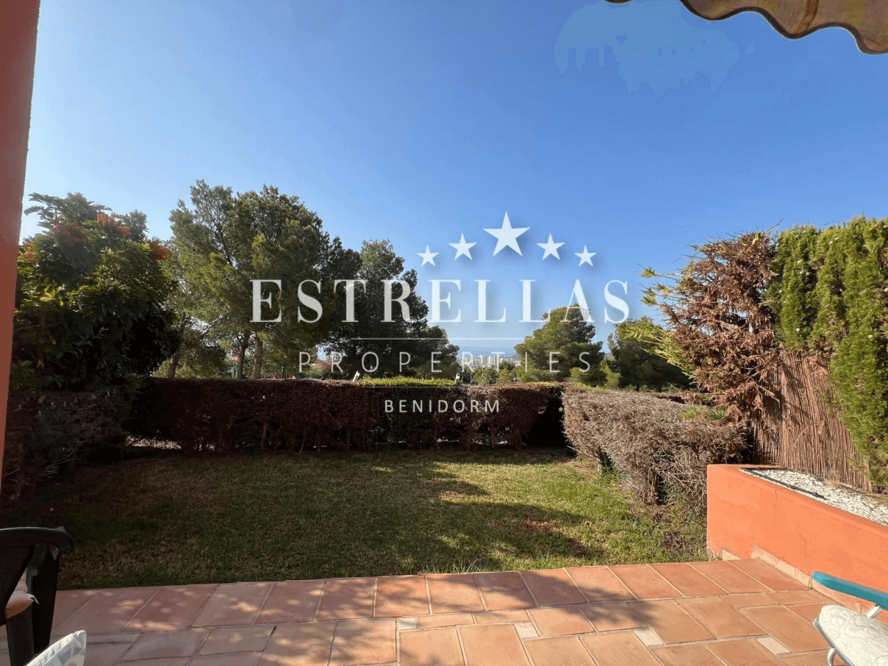 Apartamento con jardín privado y gran terraza en Sierra Cortina – urbanización exclusiva con piscinas