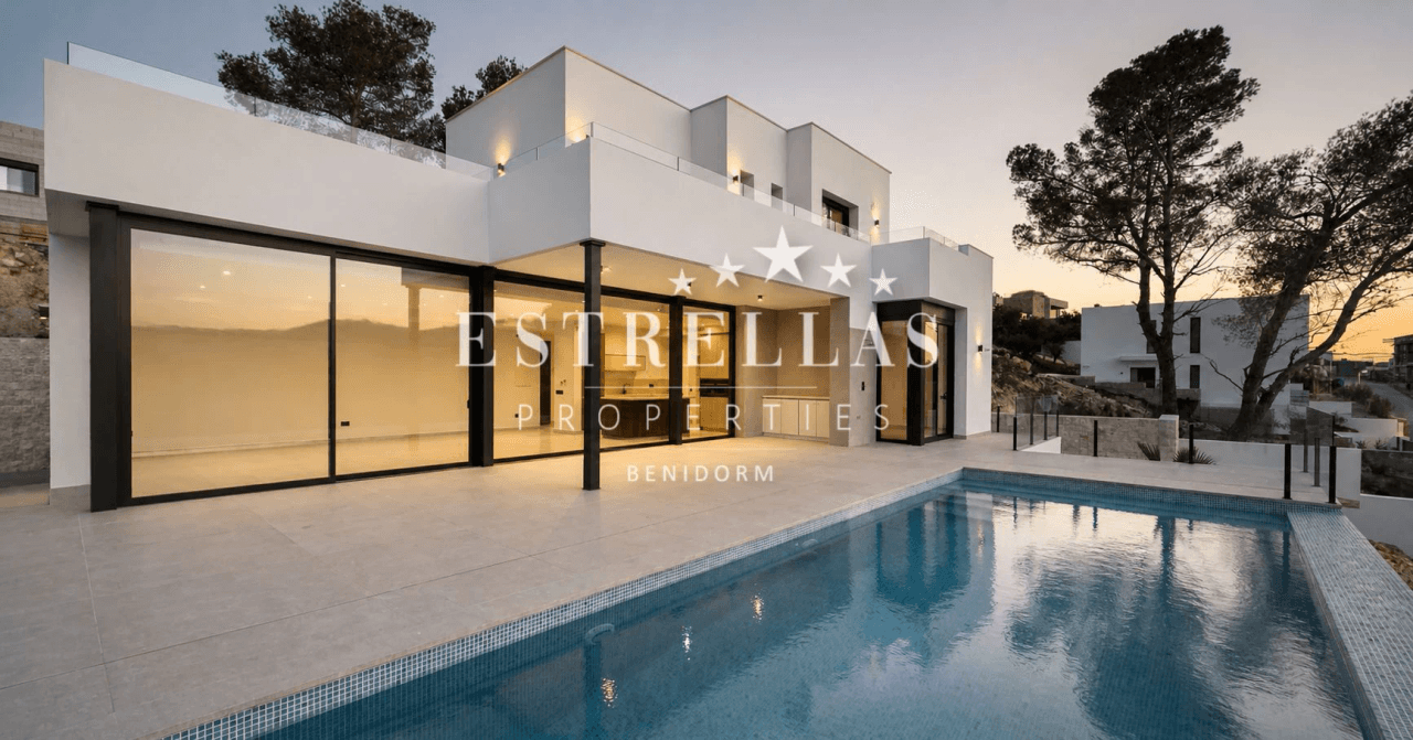 Moderne villa in Calpe met open uitzichten, privézwembad en een perceel van 1000 m² te koop.