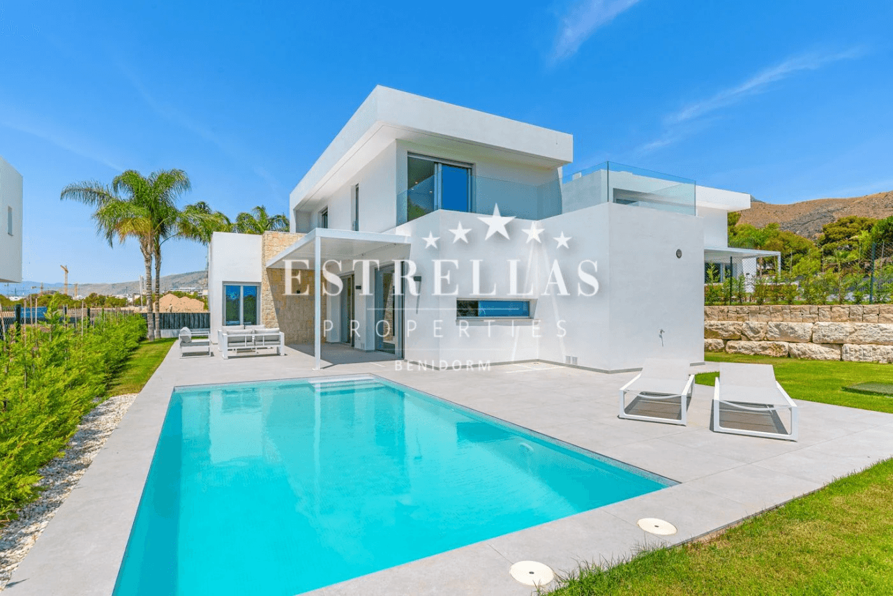 Moderna villa con piscina privada, vistas al mar y al skyline de Benidorm en Sierra Cortina, Finestrat