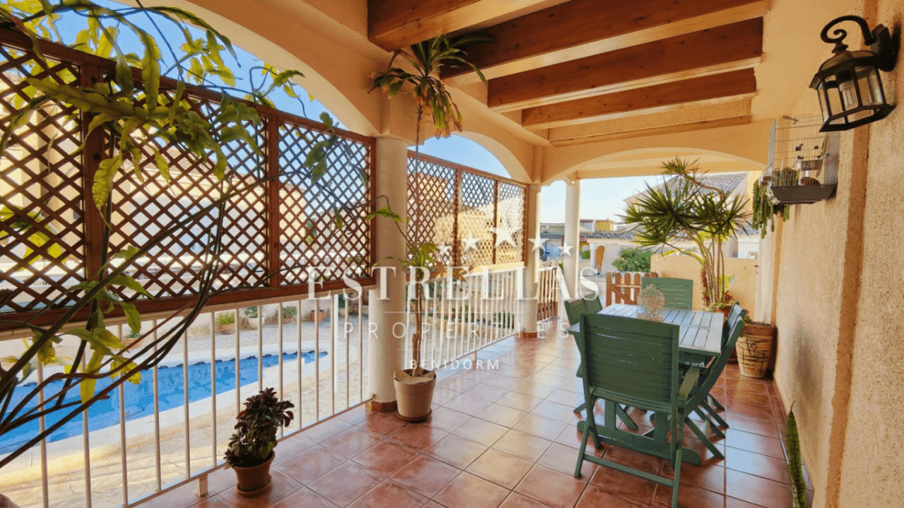 CHALET a la venta en la Nucía con piscina