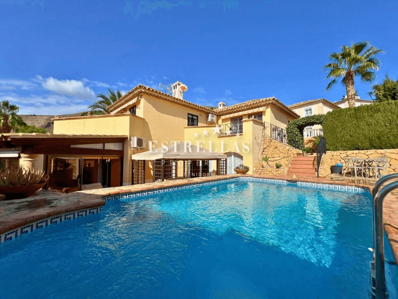 Villa independiente con Piscina en FINESTRAT