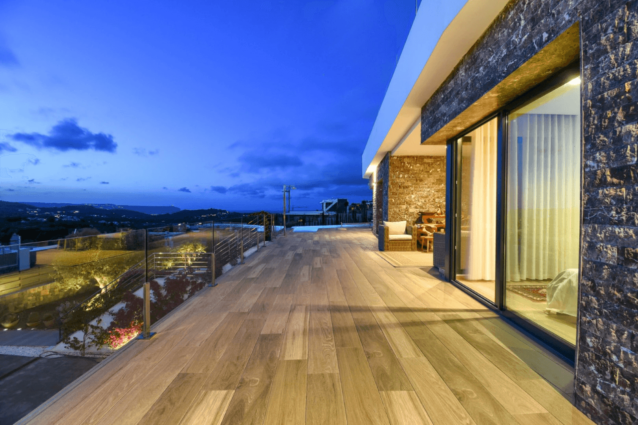 MODERNE VILLA I JÁVEA MED PANORAMAUTSIKT OVER SJØEN