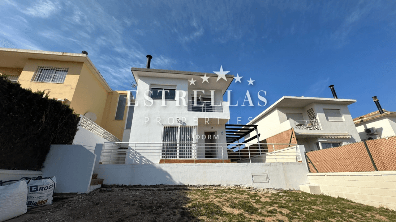 Chalet independiente con vistas al mar en La Nucía | parcela 300 m² | orientación sur