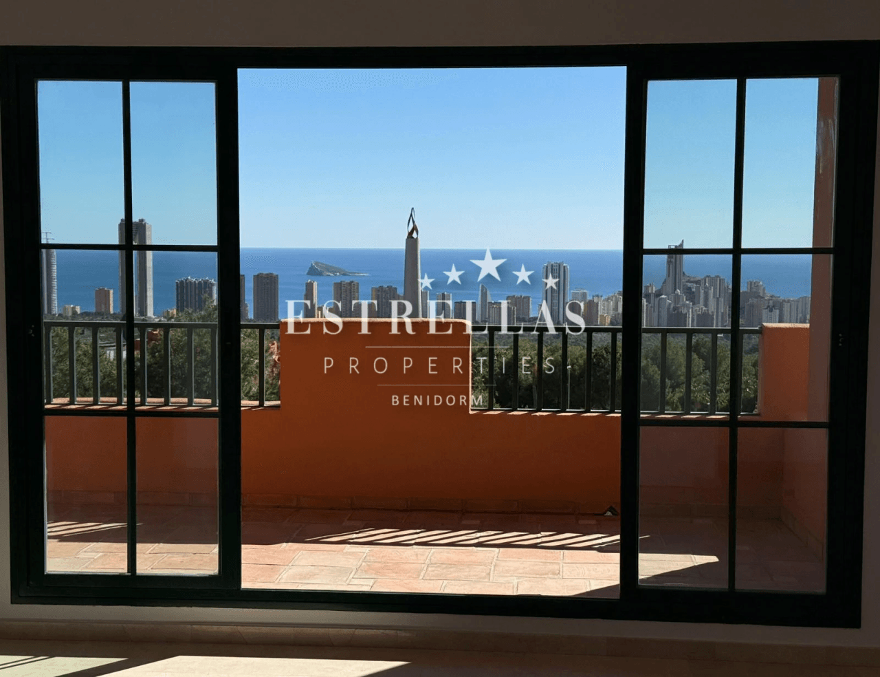 Apartamento con vistas panorámicas al mar en elegante urbanización