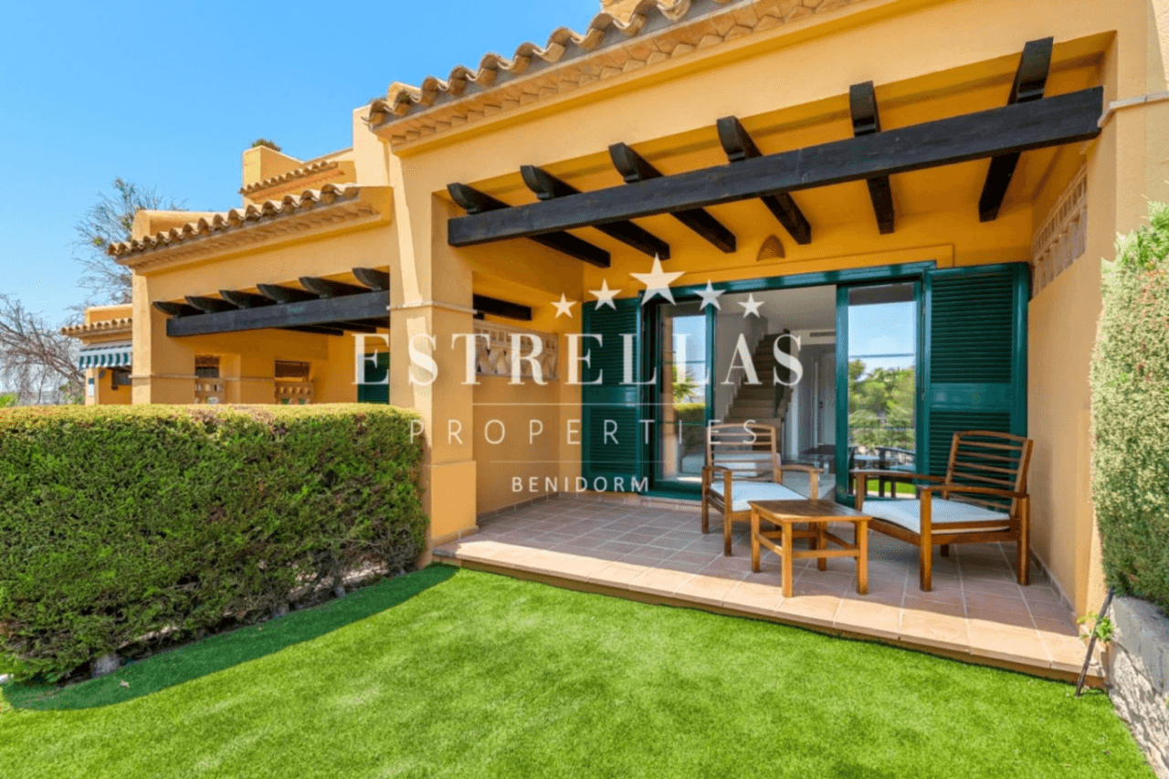 Amplia vivienda adosada con jardín privado en Sierra Cortina