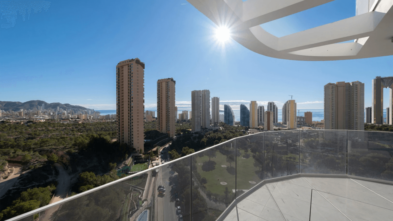Apartamento de 3 dormitorios en planta alta en Benidorm – vistas espectaculares al mar y al golf