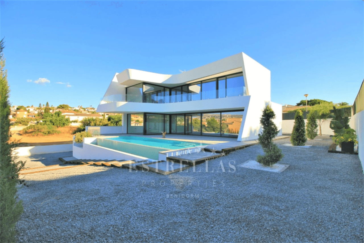 LUXE VILLA IN CALPE KLAAR OM IN TE TREKKEN!