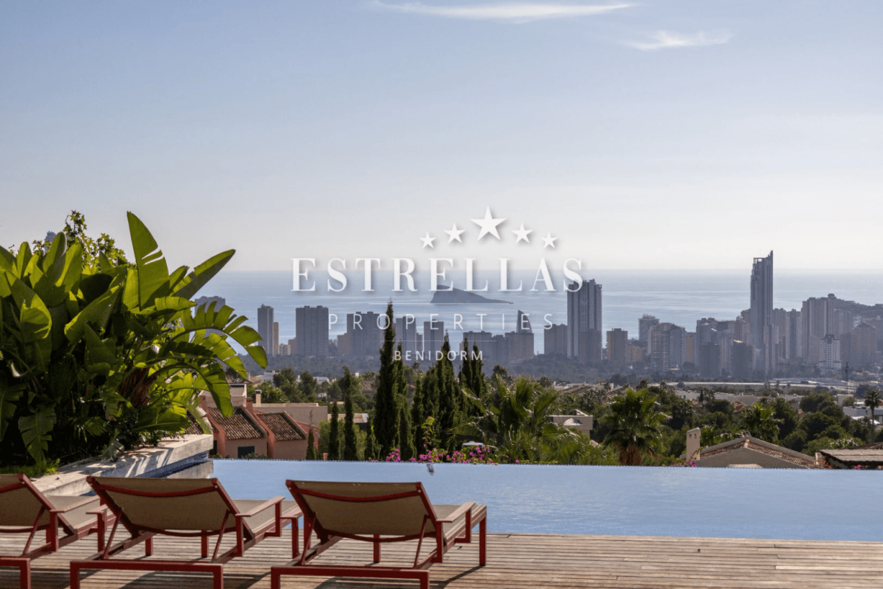 Villa de lujo con vistas al mar y skyline de Benidorm en Sierra Cortina