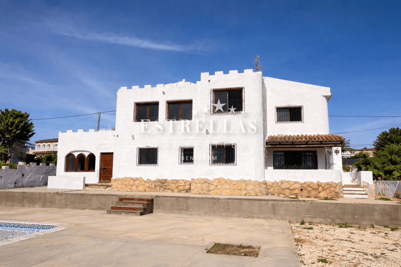 ¡OPORTUNIDAD! Villa en CALPE en proceso de reforma con piscina privada y a 850m de la playa