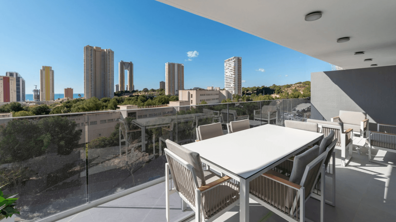 Apartamento de obra nueva en venta en Benidorm con vistas al mar y al campo de golf