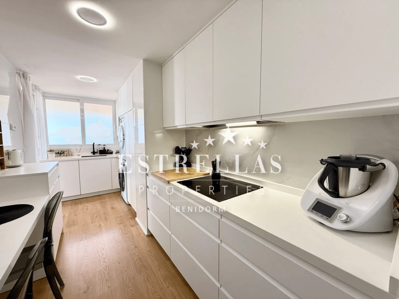 Exclusief HERGEMODEERD appartement met 3 SLAAPKAMERS, zwembad en garage in Cala de Finestrat en Villajoyosa.