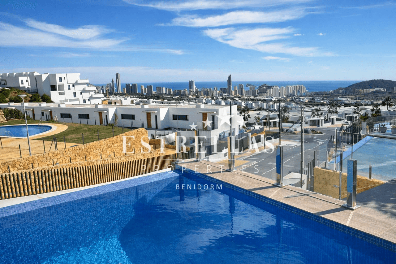 Villa independiente con vistas panorámicas al mar y al skyline de Benidorm