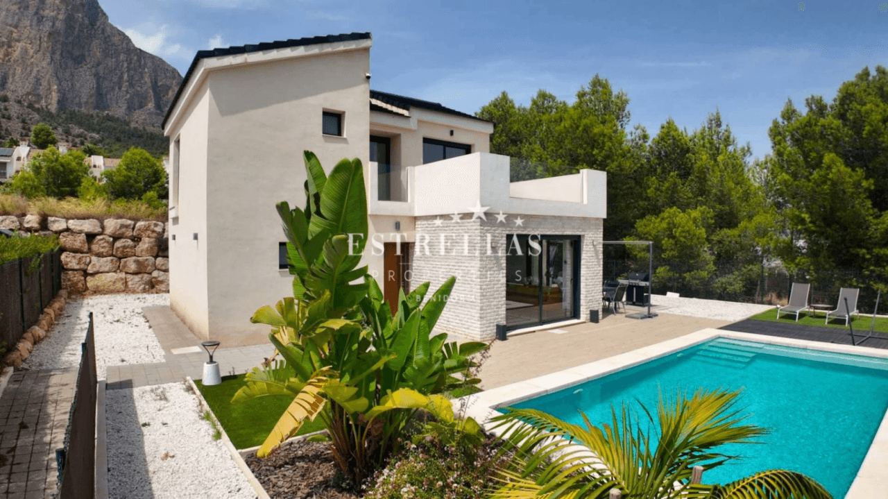 Moderna Villa con Piscina Privada y Parcela de 500 metros en POLOP