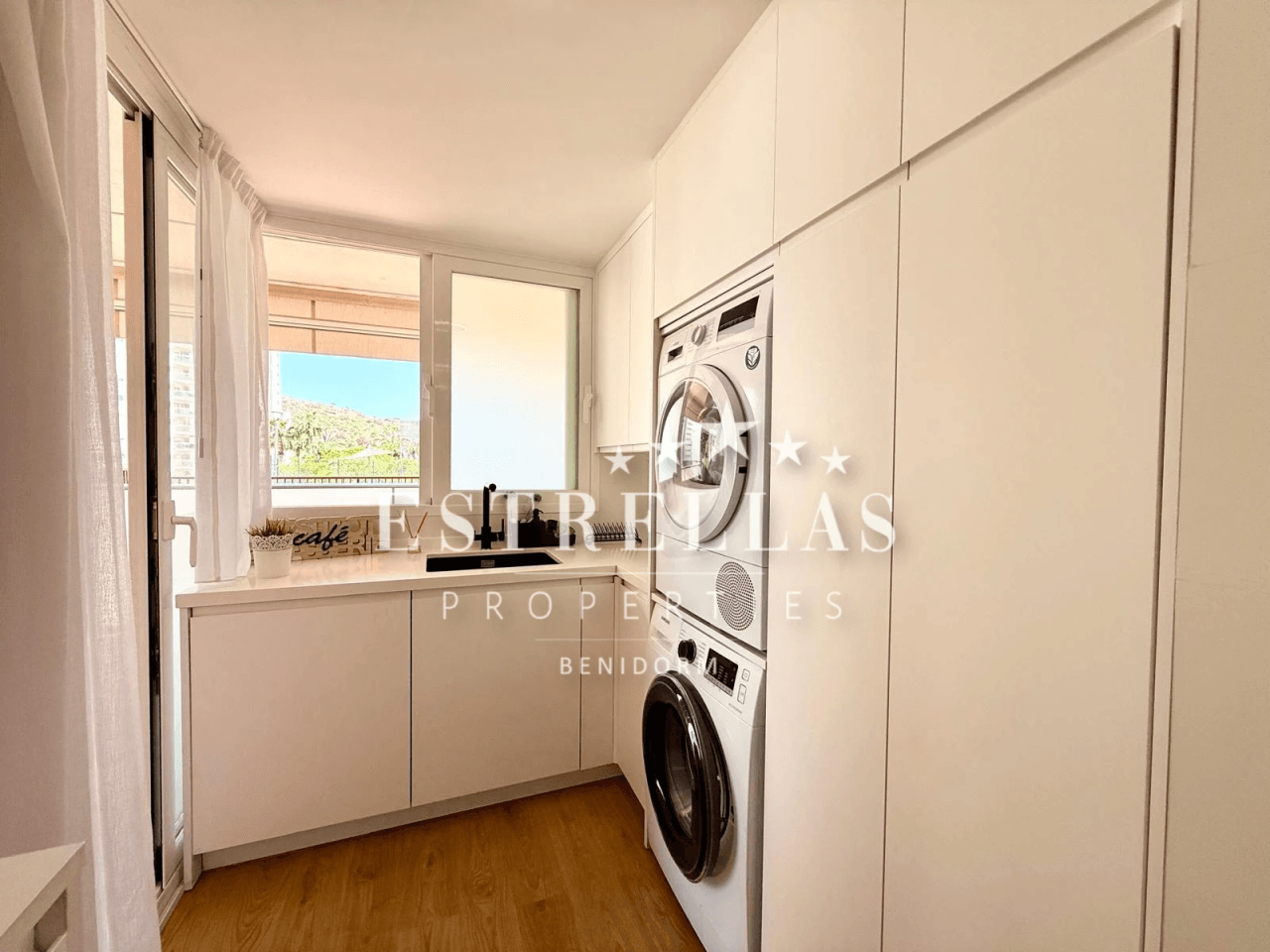Exclusief HERGEMODEERD appartement met 3 SLAAPKAMERS, zwembad en garage in Cala de Finestrat en Villajoyosa.