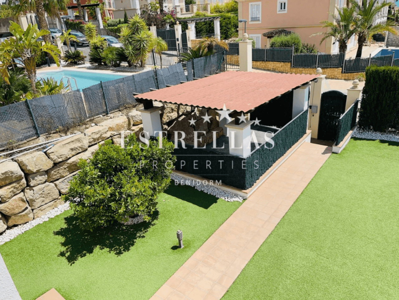 Luxe villa in Sierra Cortina met zeezicht, privézwembad en 4 slaapkamers in Finestrat