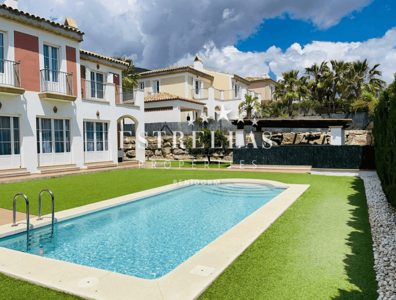 Luxe villa in Sierra Cortina met zeezicht, privézwembad en 4 slaapkamers in Finestrat