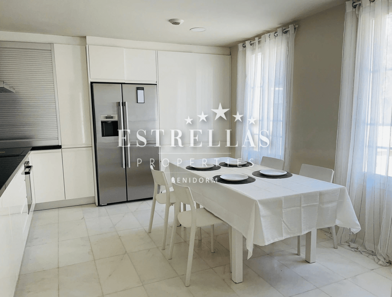 Luxe villa in Sierra Cortina met zeezicht, privézwembad en 4 slaapkamers in Finestrat