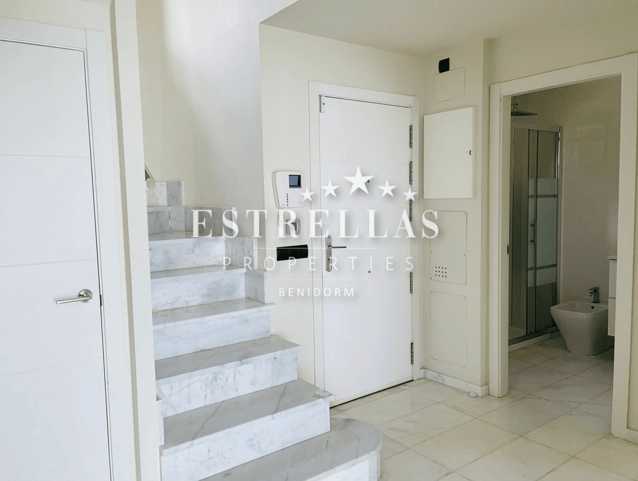Luxe villa in Sierra Cortina met zeezicht, privézwembad en 4 slaapkamers in Finestrat
