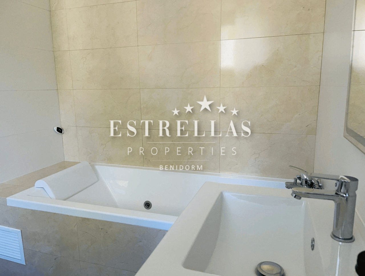 Luxe villa in Sierra Cortina met zeezicht, privézwembad en 4 slaapkamers in Finestrat