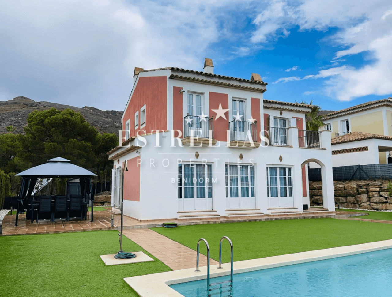 Luxe villa in Sierra Cortina met zeezicht, privézwembad en 4 slaapkamers in Finestrat