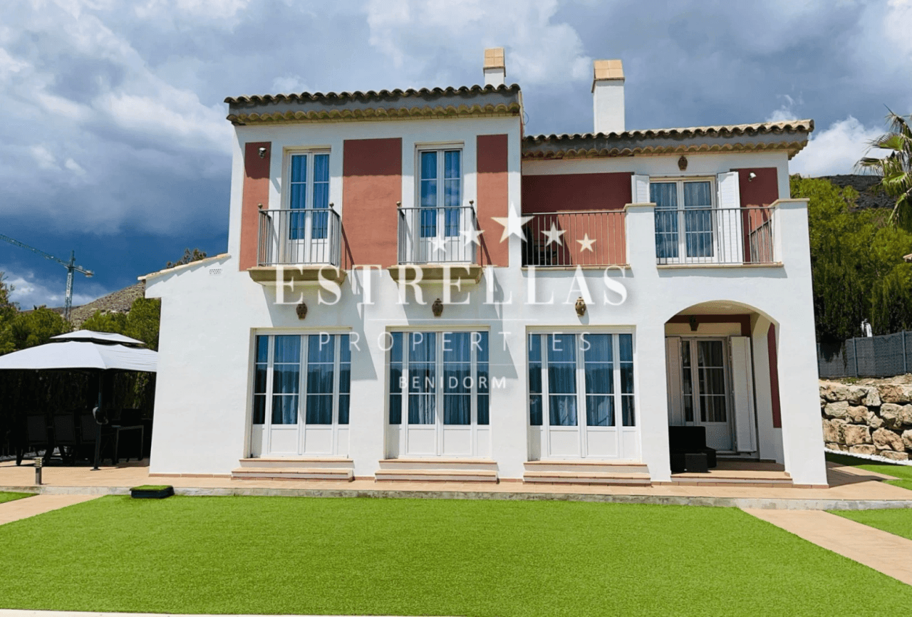 Luxe villa in Sierra Cortina met zeezicht, privézwembad en 4 slaapkamers in Finestrat