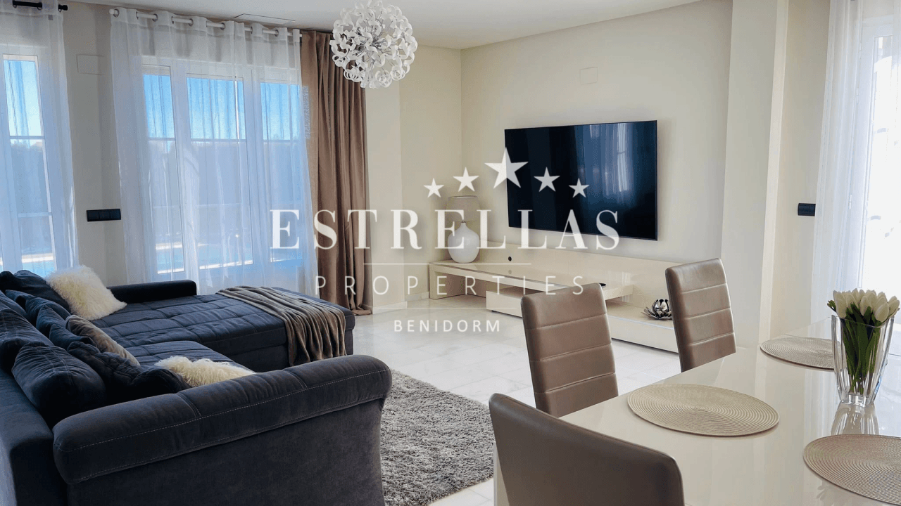 Luxe villa in Sierra Cortina met zeezicht, privézwembad en 4 slaapkamers in Finestrat