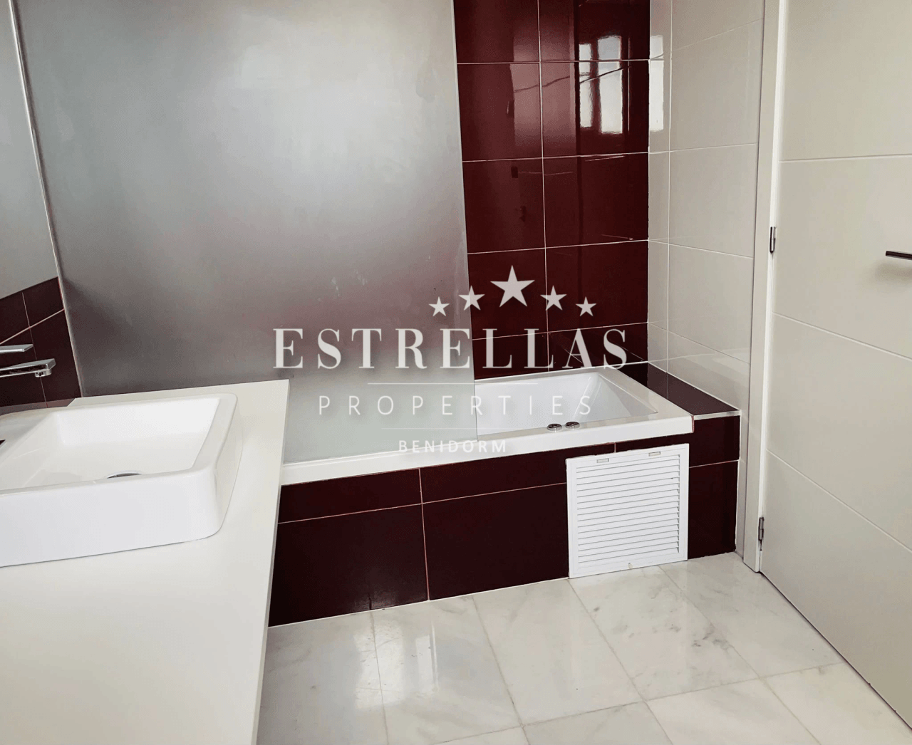 Luxe villa in Sierra Cortina met zeezicht, privézwembad en 4 slaapkamers in Finestrat