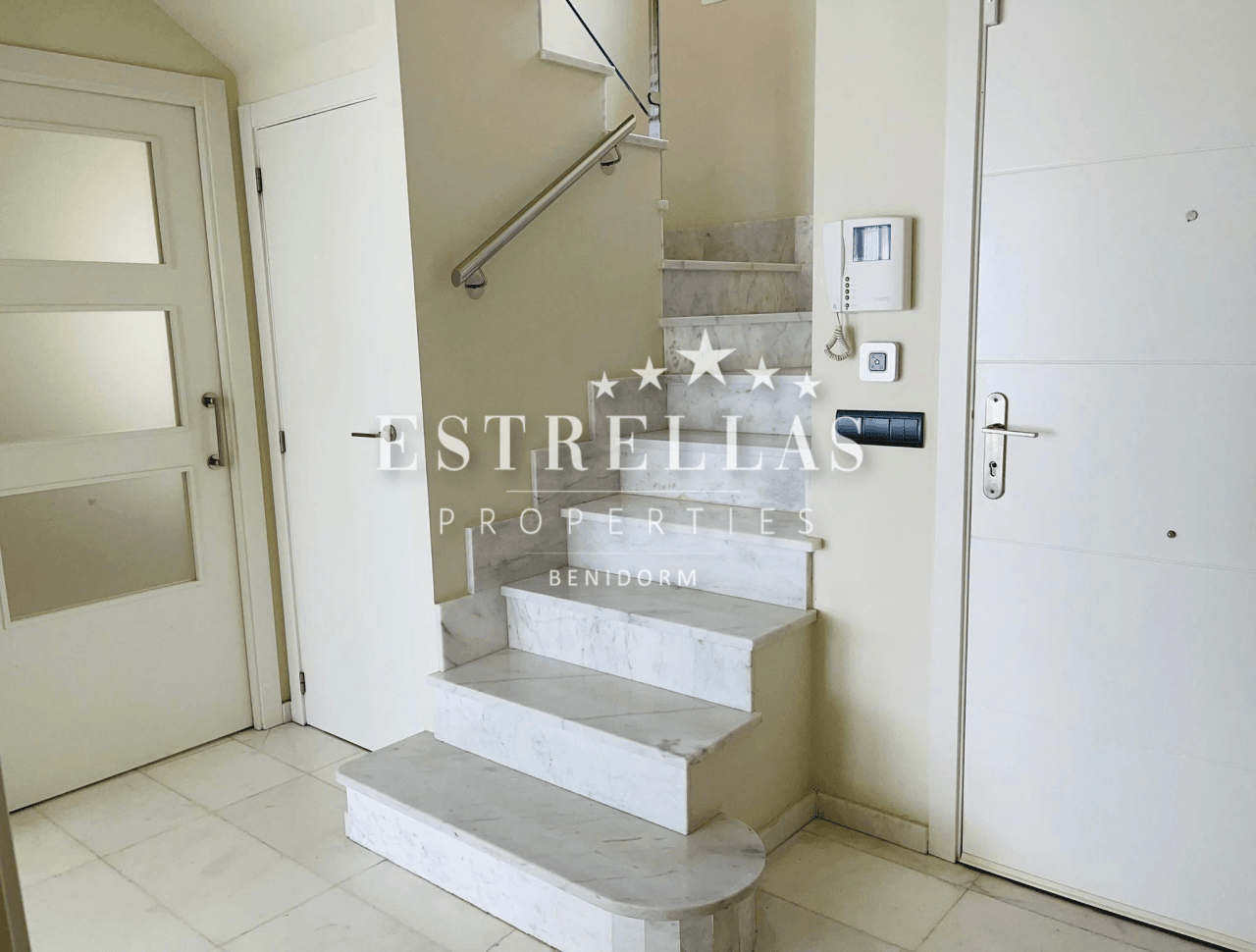 Luxe villa in Sierra Cortina met zeezicht, privézwembad en 4 slaapkamers in Finestrat